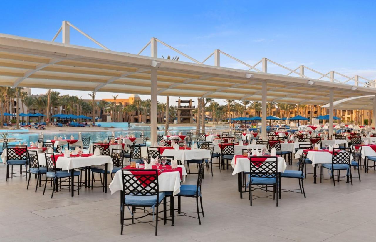 Pickalbatros The Palace Port Ghalib Exterior photo The resort's poolside restaurant
