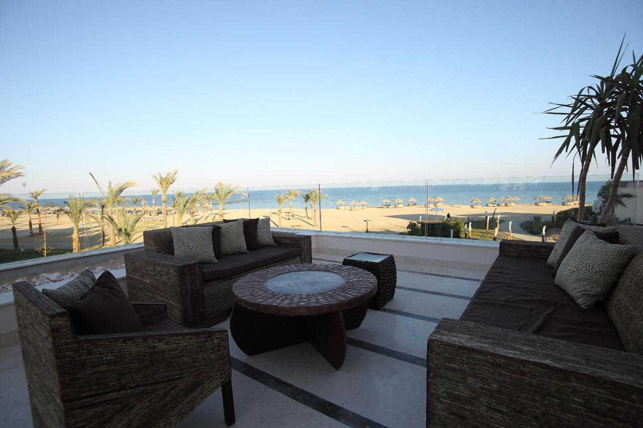Pickalbatros The Palace Port Ghalib Exterior photo View of the beach from the hotel